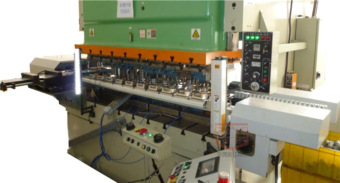 使用二次元機(jī)械手與人工沖壓之間有什么區(qū)別？