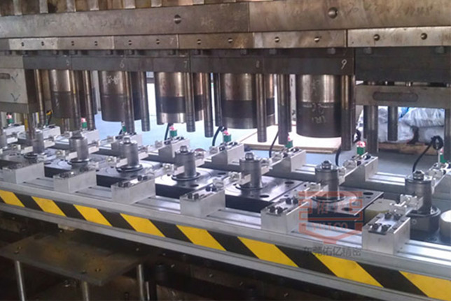 (汽車(chē)行業(yè))三次元傳送機(jī)械手配沖床安例